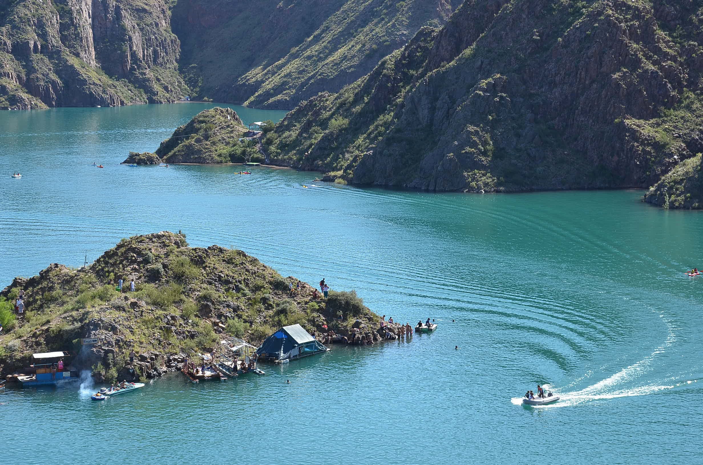 "Hay paisajes muy variados y todo queda cerca. Por ejemplo, las salinas de El Sosneado o el Cañón del Atuel, El Nihuil tienen los mejores atardeceres. Y lo mismo se puede apreciar en Los Reyunos y Valle Grande”, recomienda la soberana. 