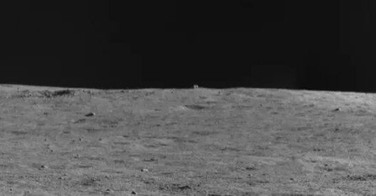 La misión espacial china que recorre la superficie lunar detectó una extraña formación.