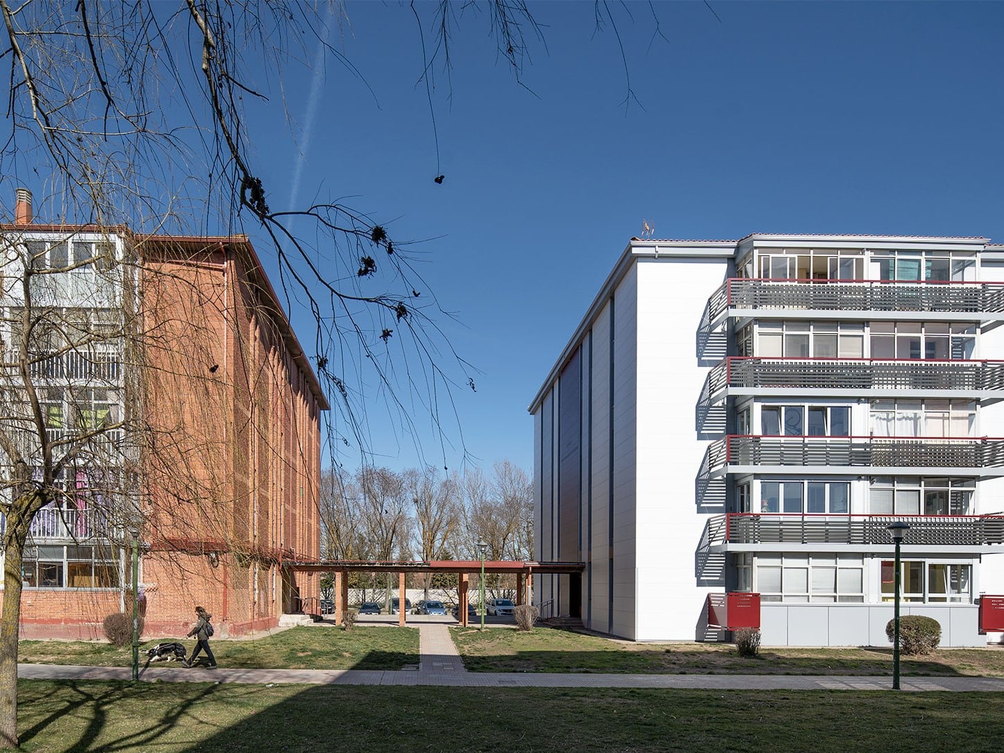 Barrio de viviendas en Burgos España, Arq. A Herrero Canal  - Fundermax.
