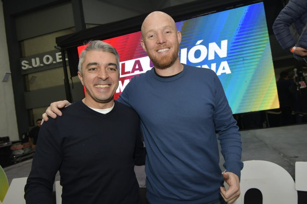 El intendente de Luján de Cuyo, Sebastián Bragagnolo y su sucesor, Esteban Allasino en el búnker de La Unión Mendocina. Foto: Orlando Pelichotti.