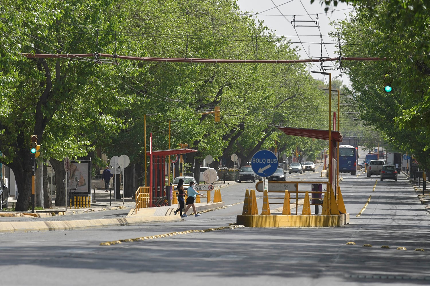 La avenida San Martín en Godoy Cruz con escaso movimiento debido al feriado.