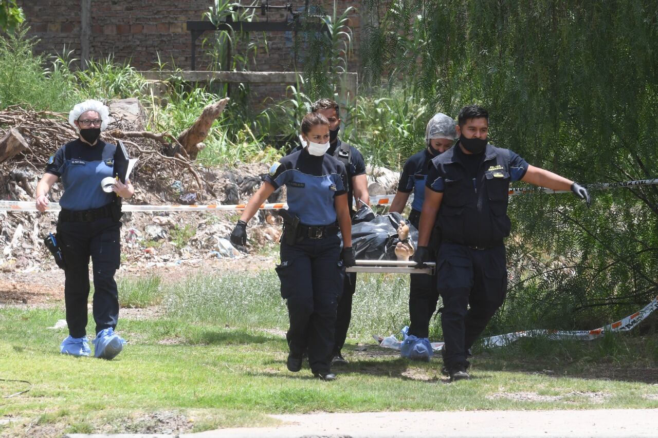 Esta mañana encontraron los restos de una persona debajo del Zanjón Frías, en Godoy Cruz. Foto: José Gutiérrez.