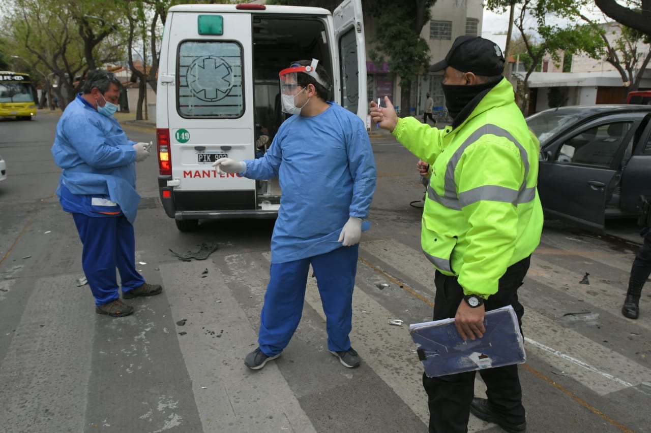 Dos personas resultaron heridas en un accidente vial. Una Ranger volcó tras chocar con un auto Renault, en la Quinta Sección.