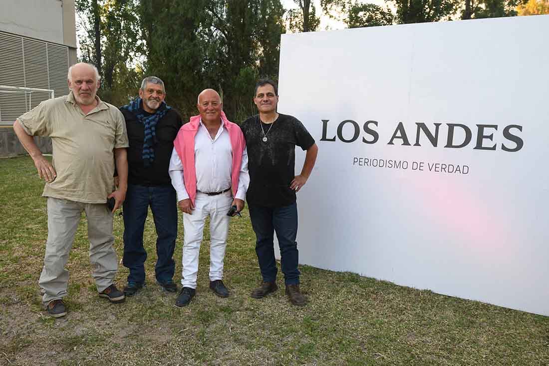 Agasajo día del canillita
En el parque de la planta impresora,Diario Los Andes agasajó a los canillitas en su día.
Daniel Ruiz, Daniel Salomon, Daniel Monta, Salvador Salanitri