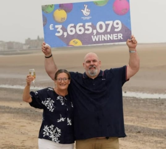 El matrimonio festejando el premio.