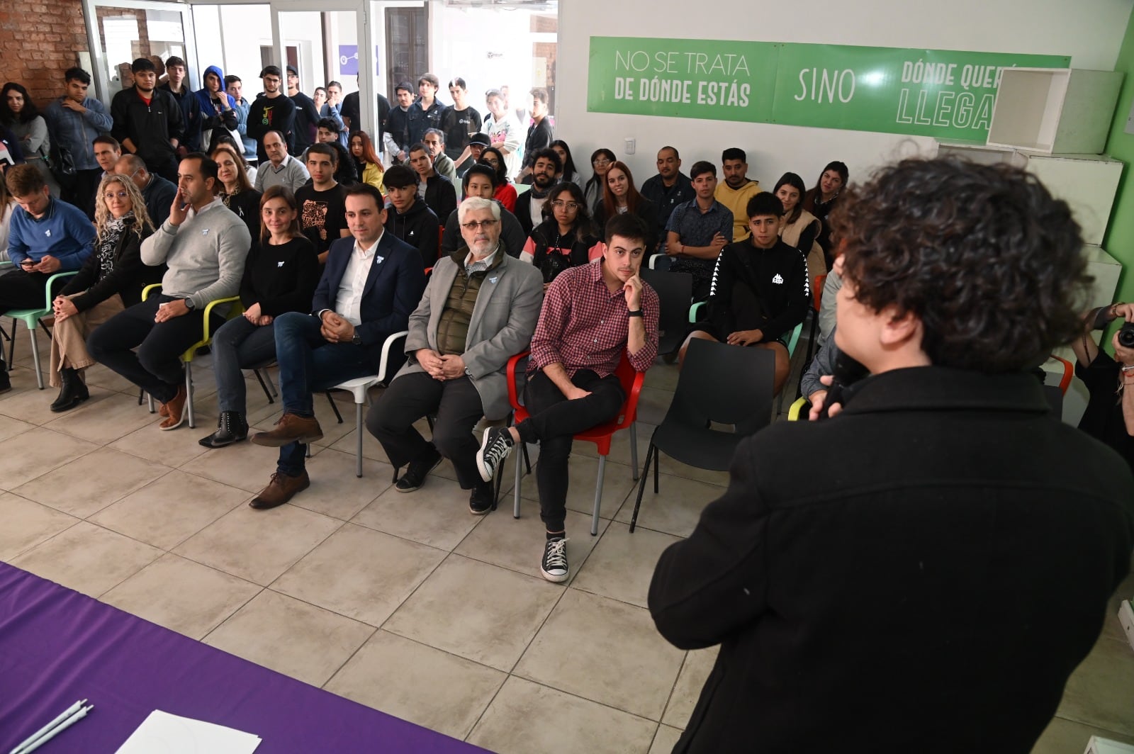 El acto de inauguración junto a jóvenes