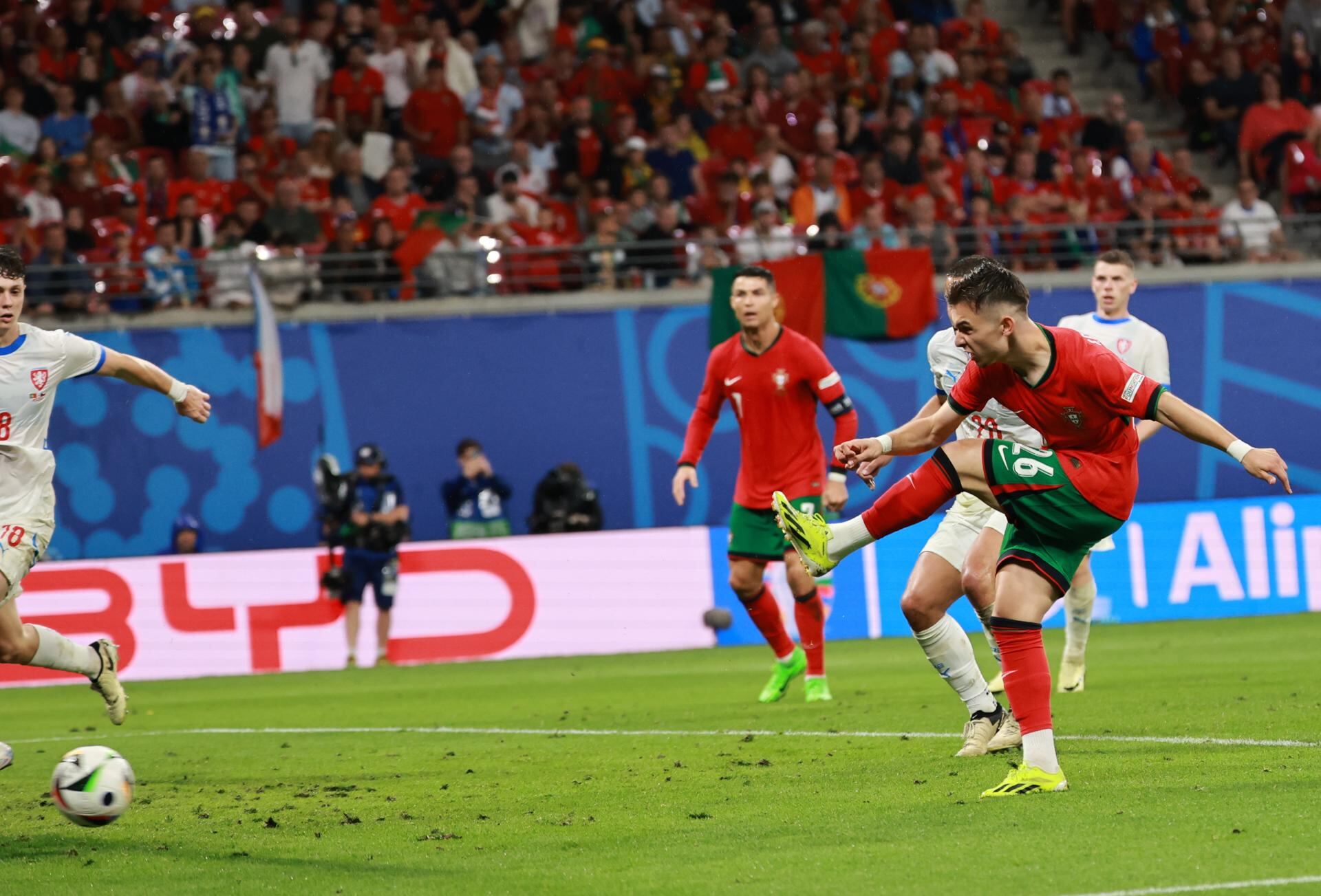 Francisco Conceicao marcando el segundo gol para el conjunto portugués.