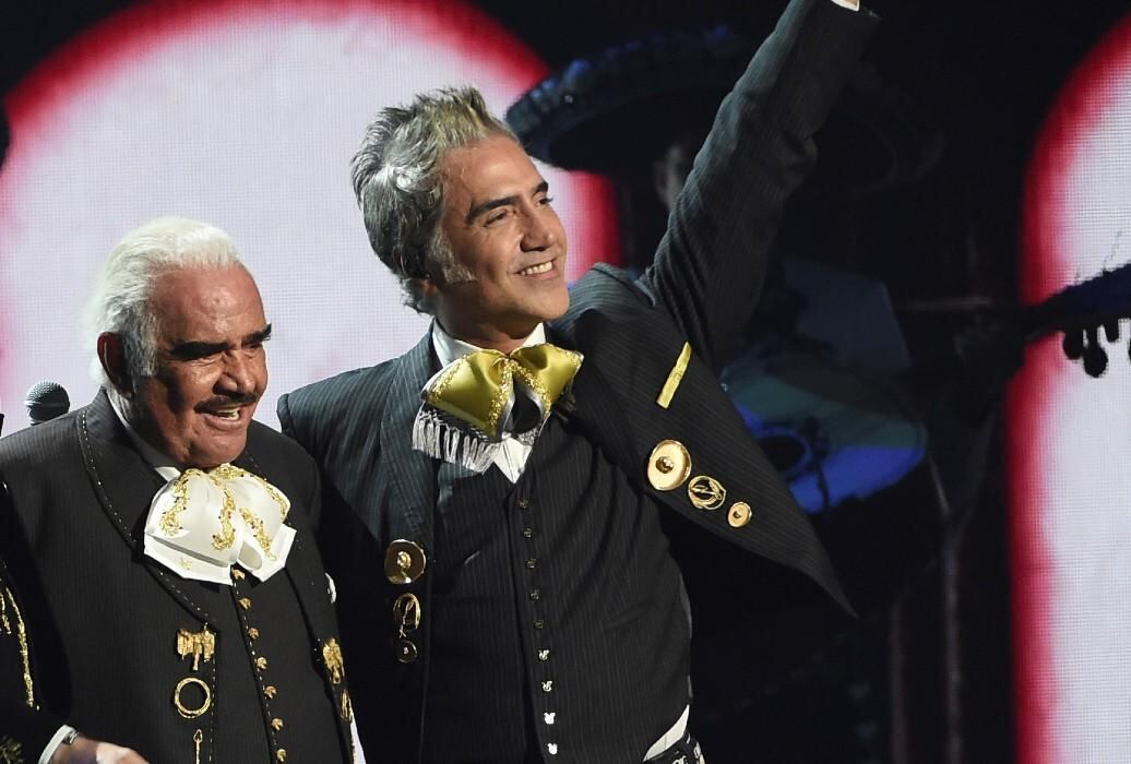 Vicente Fernández es padre del también cantante Alejandro Fernández (AP/Archivo).