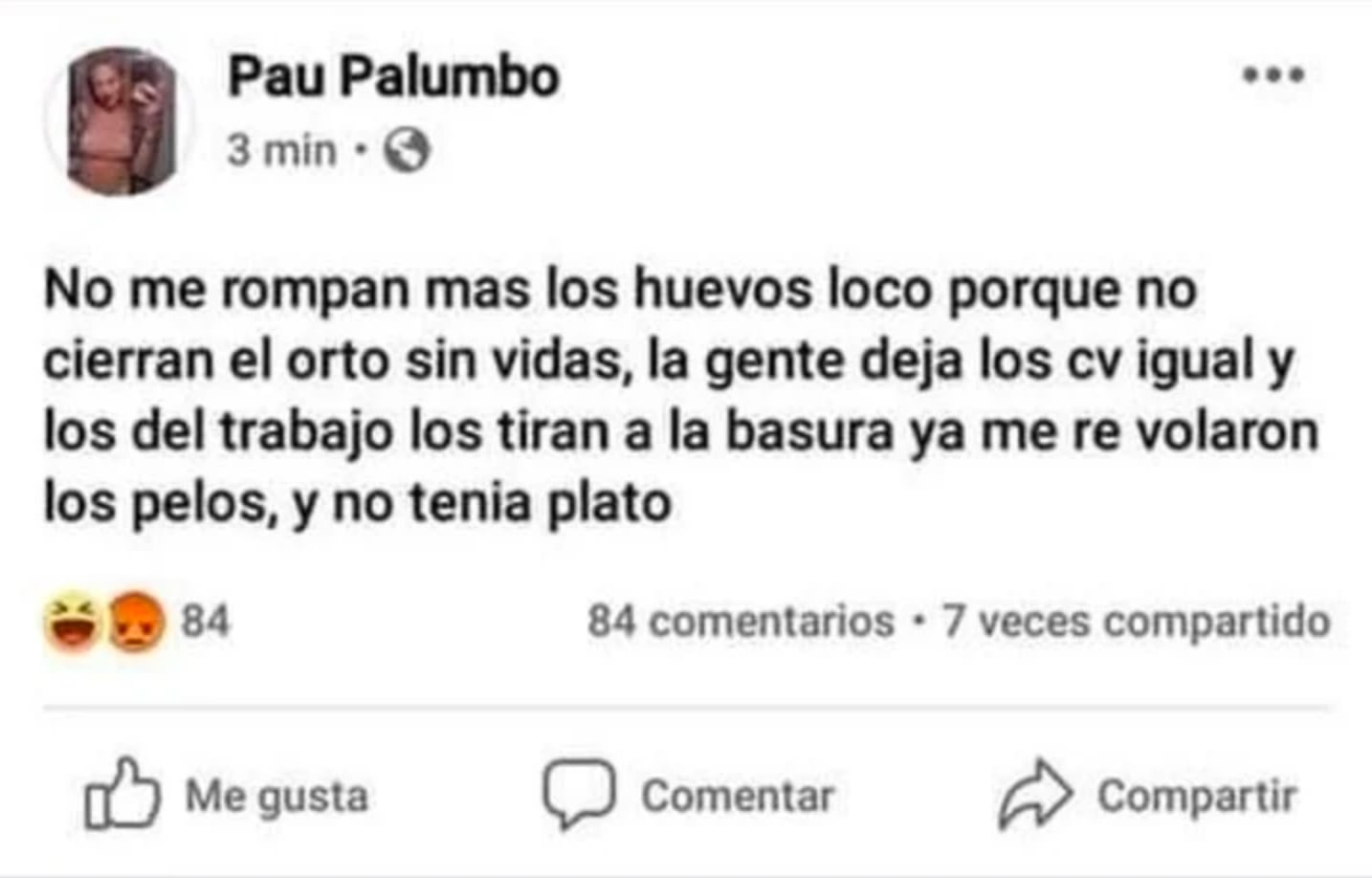 Polémica por una joven que se burló de redes al compartir cómo usaba el CV de una persona como plato para su comida. 