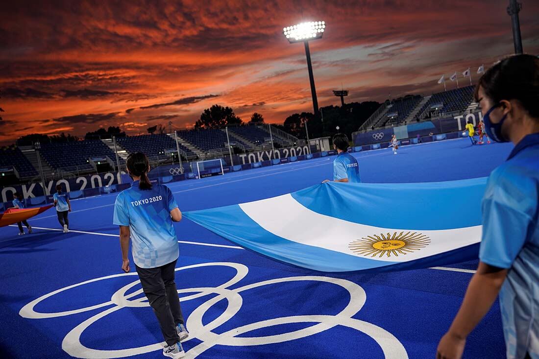 La bandera nacional de Argentina sale del campo sur del estadio de hockey Oi antes de un partido de hockey femenino