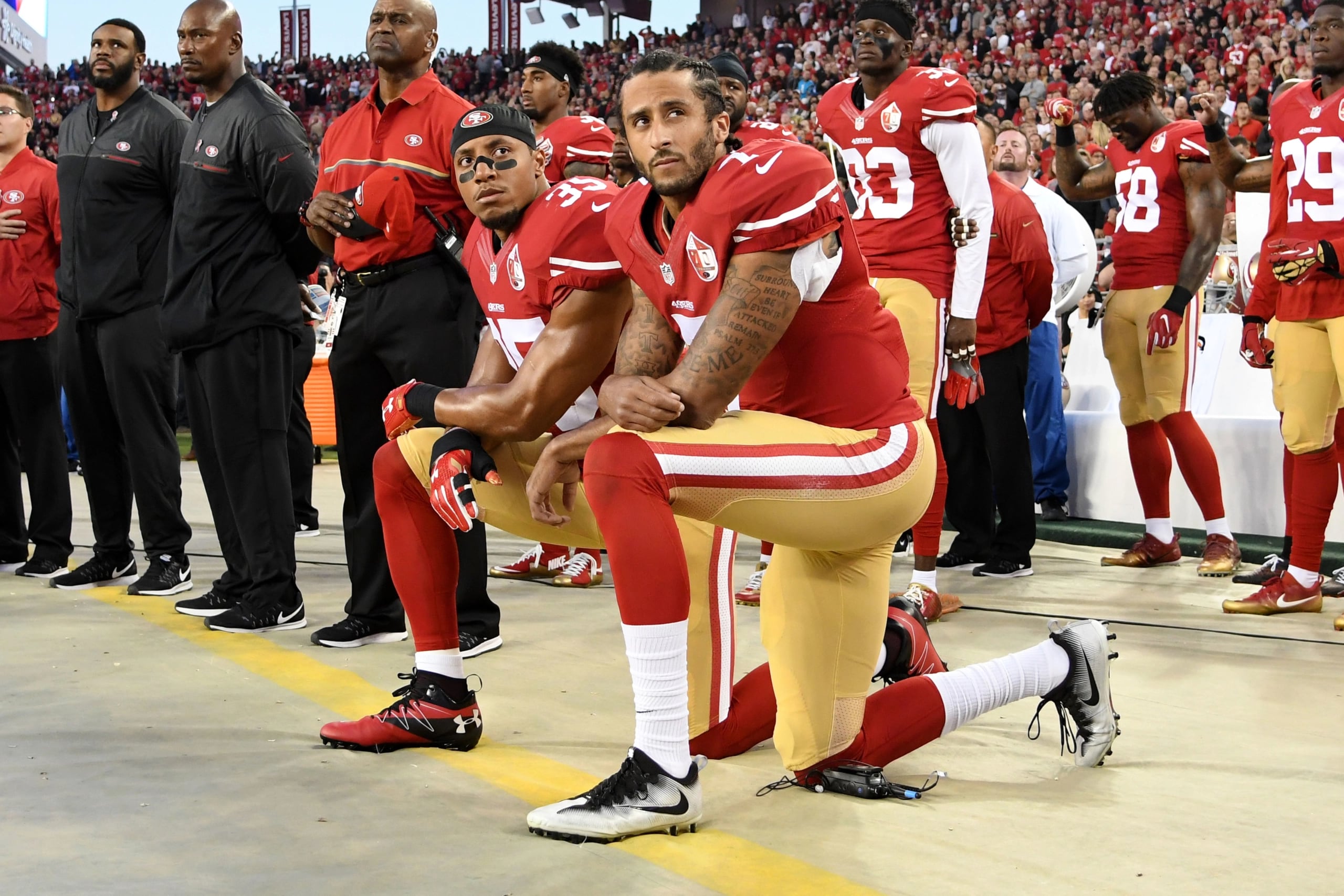 El jugador de la NFL cantaba el himno arrodillado a modo de protesta  por la violencia racial