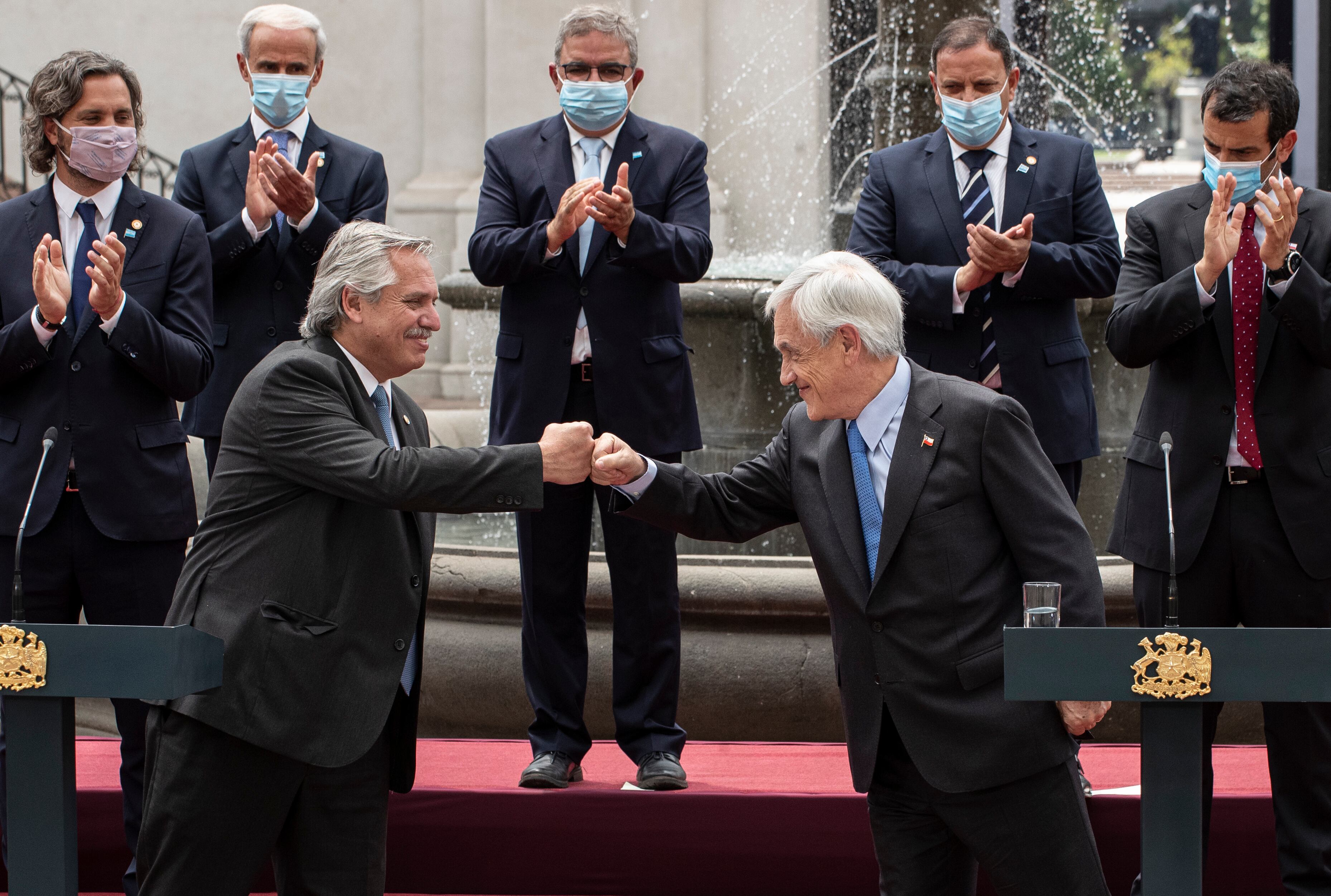 El presidente de Argentina, Alberto Fernández (izquierda), choca el puño con su homólogo chileno, Sebastián Piñera, durante un discurso conjunto en el palacio de La Moneda, en Santiago, Chile