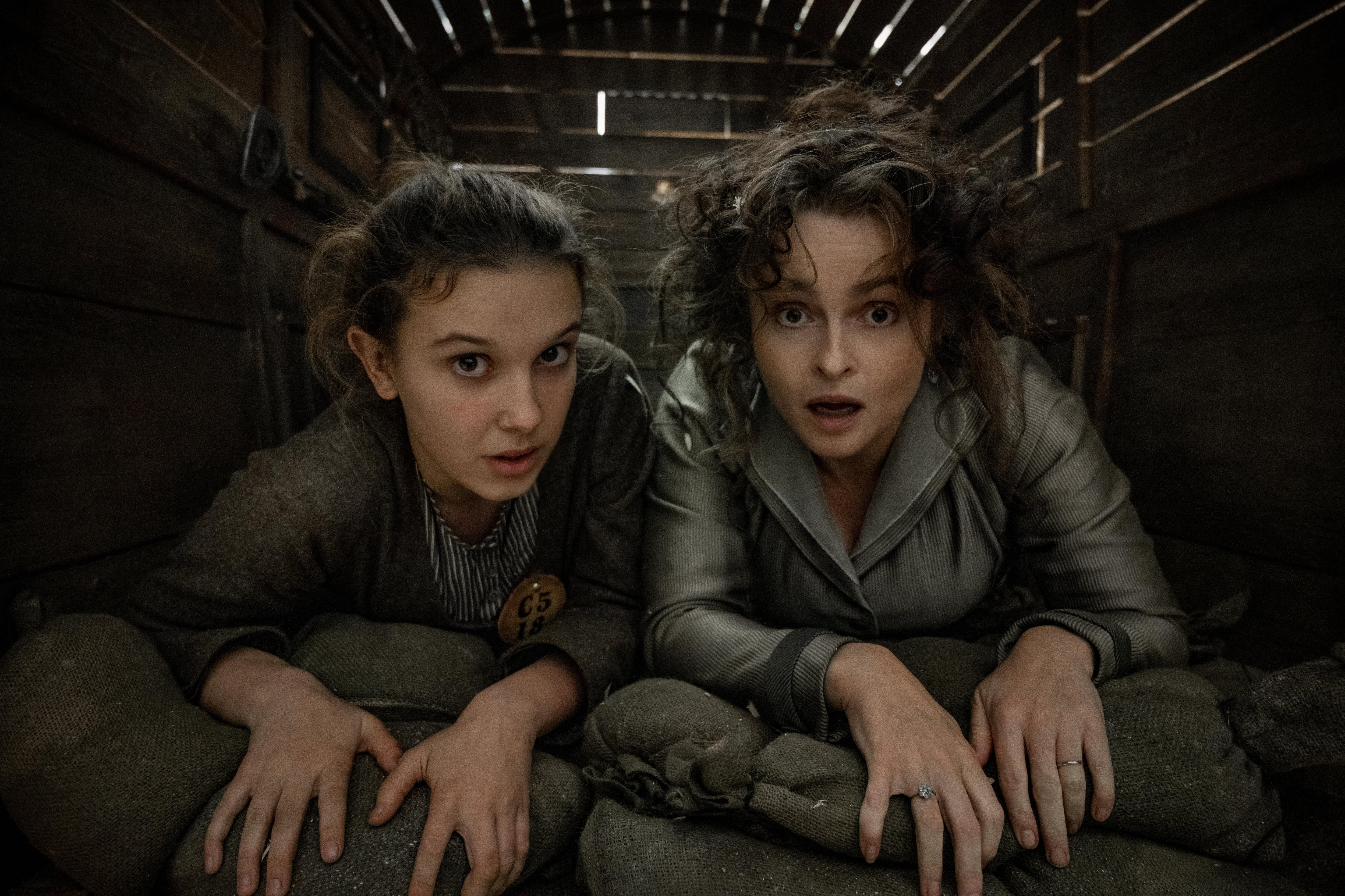 Enola Holmes 2. Millie Bobby Brown y Helena Bonham Carter (foto: Alex Bailey/Netflix © 2022)