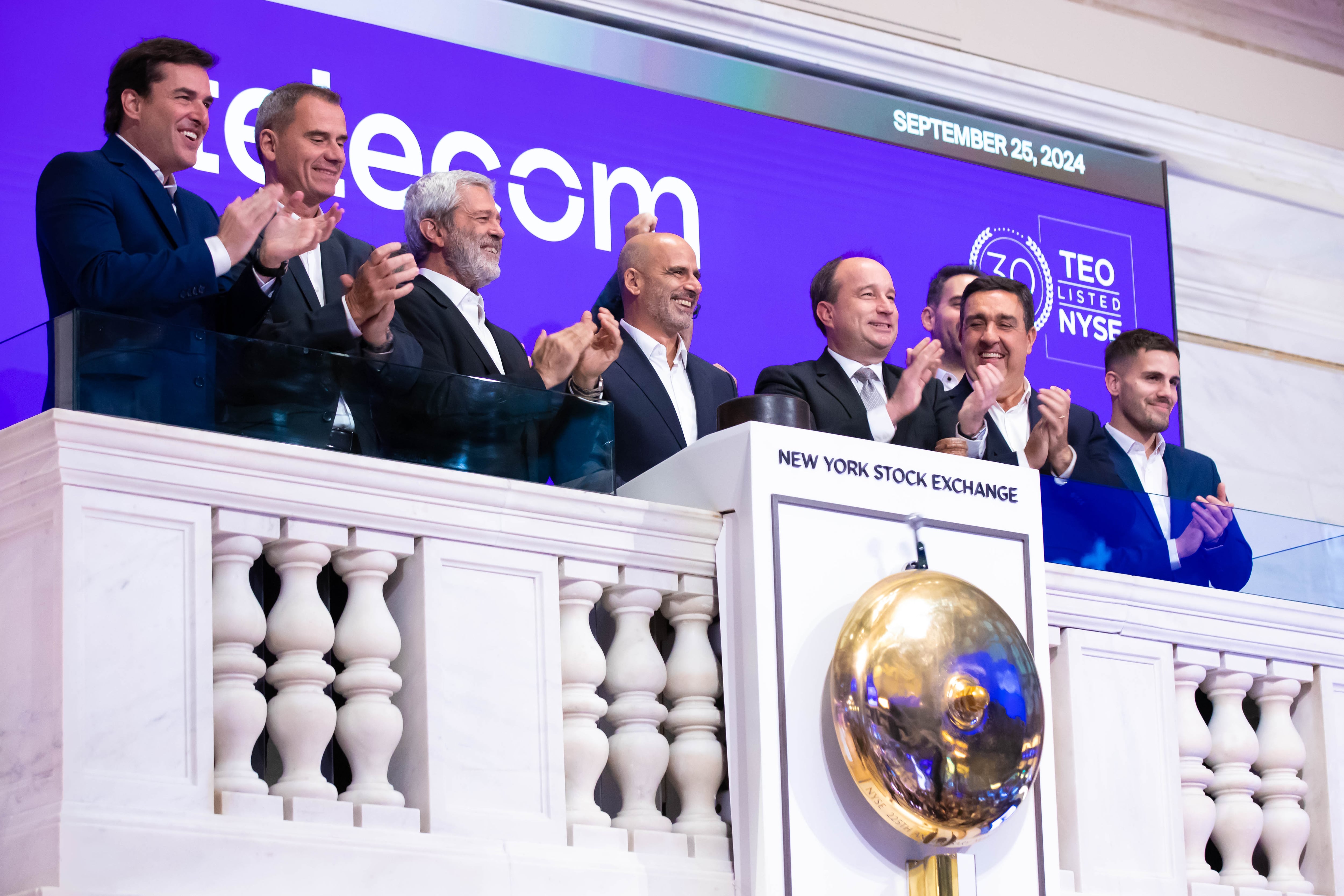 Este miércoles 25 de septiembre de 2024 La Bolsa de Valores de Nueva York recibió al podio a Telecom Argentina (NYSE: TEO) para celebrar su 30° Aniversario de Cotización. Para honrar la ocasión, Roberto Nobile, director ejecutivo, acompañado por Stefan Jekel, director de cotizaciones internacionales, toca la campana de clausura. Foto: NYSE