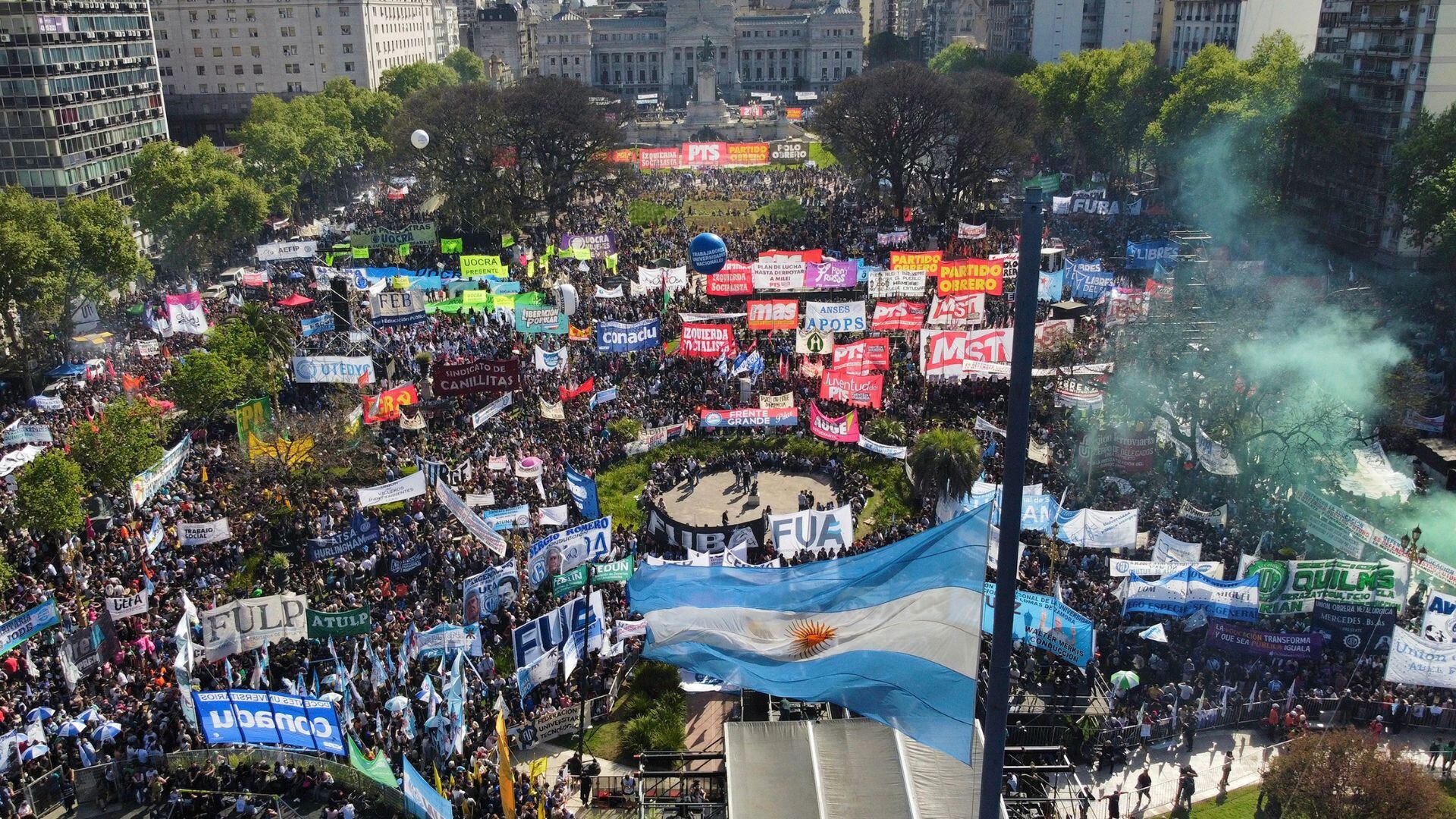 Vista aérea de las columnas de docentes, no docentes, autoridades y estudiantes llegaban esta tarde al Congreso como parte de la movilización en "defensa de la universidad pública y del sistema científico", luego de que el presidente Javier Milei anunciara el "veto total" de la ley de actualización presupuesto universitario.FOTO: Claudio Fanchi/NA