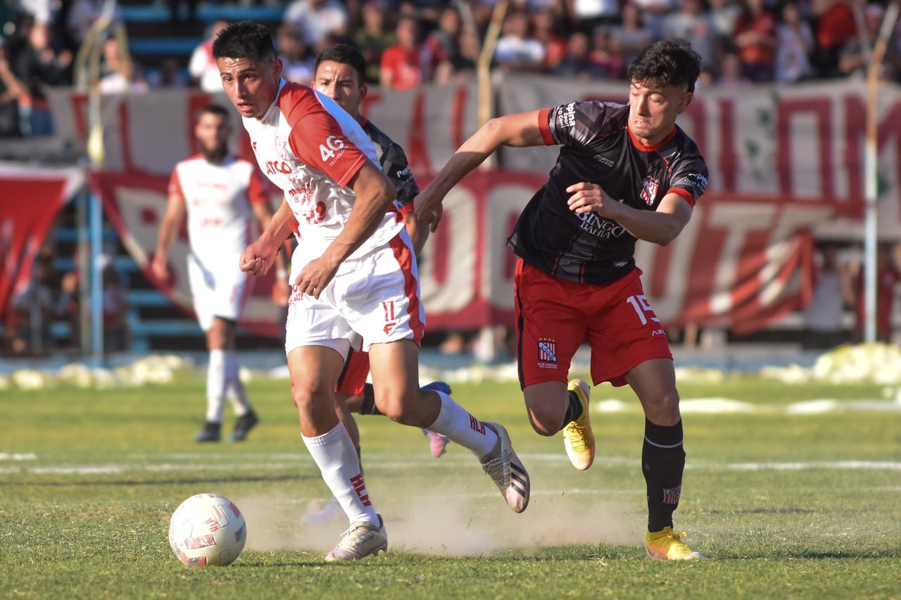 Huracan Las Heras  vs Sansinena
Foto: Mariana Villa / Los Andes