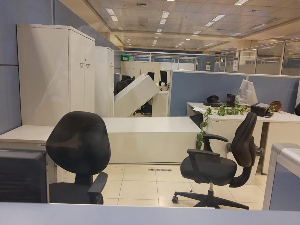 Empleados del gobierno se encontraron con un caos en sus oficinas en la mañana siguiente al temblor.