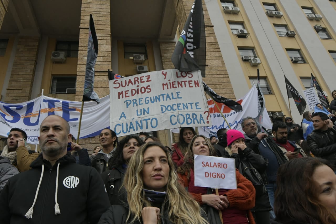 La manifestación llegó a la explanada de Casa de Gobierno. / Foto: Orlando Pelichotti. 