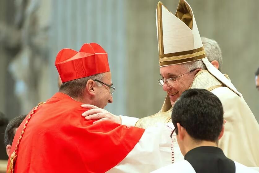 Las bendiciones no deben tener lugar en un contexto litúrgico y deben impartirse discretamente, sin pompa ni ceremonia