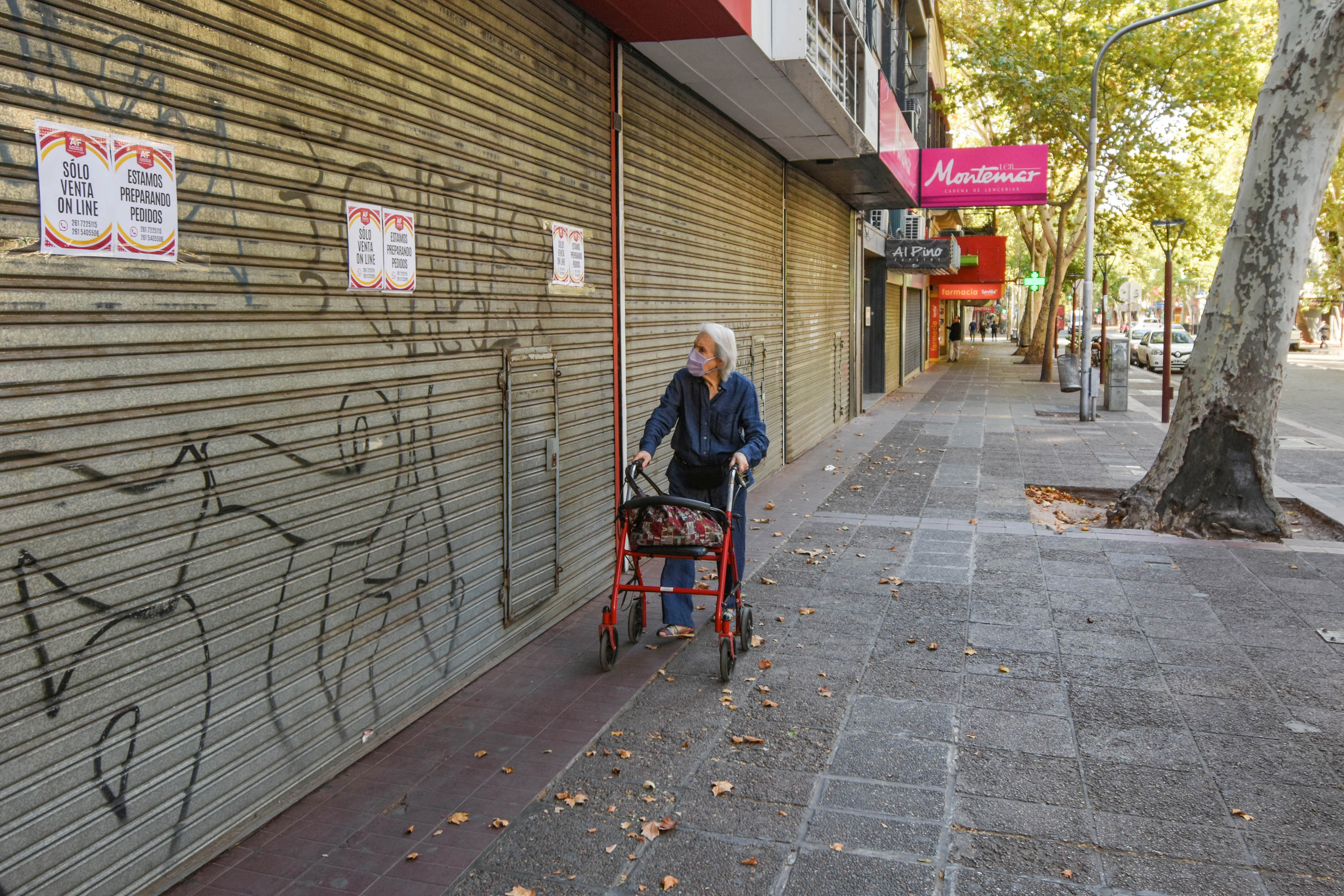 Mendoza 24 de abril de 2020 Sociedad
Los comercios venden menos despues del mediodia. Fuerte caída en las ventas.

Foto: Nicolás Rios / Los Andes 
 cuarentena coronavirus covid19