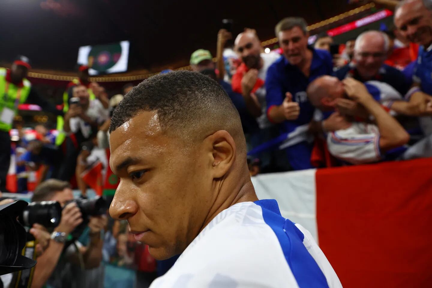 Kylian Mbappé golpeó por accidente a un hincha francés con un pelotazo. Foto: Web