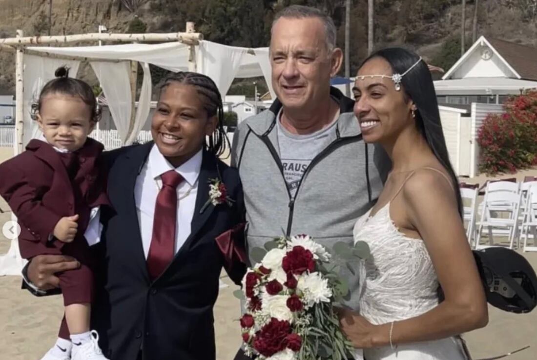 Tom Hanks sorprendió a una pareja durante una boda en California.