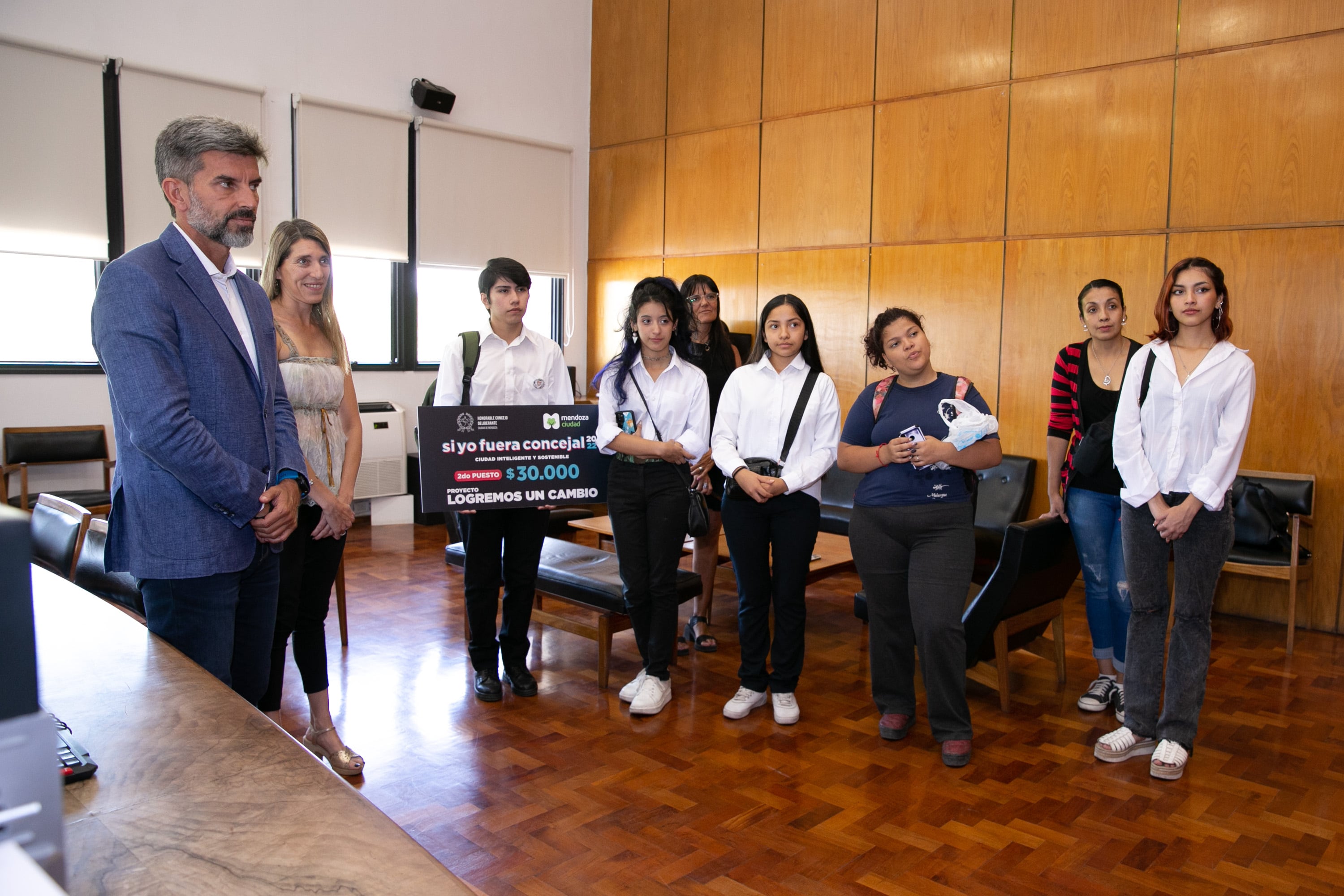 El intendente de la Ciudad premió a los ganadores del concurso “Si yo fuera concejal”. Foto: Prensa Ciudad de Mendoza