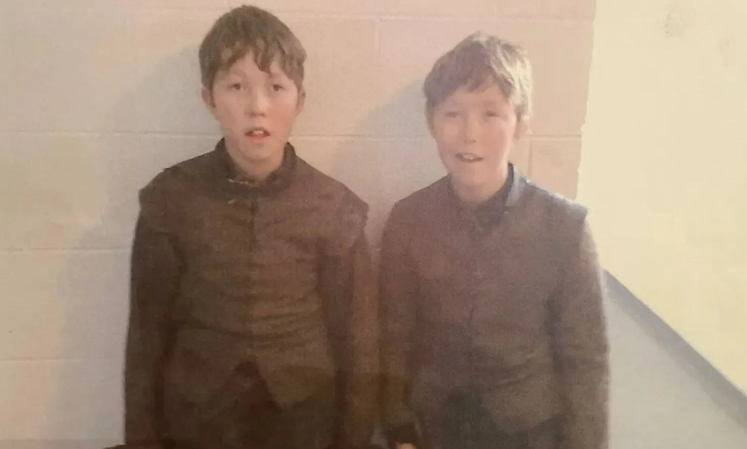 Wiffen junto a su hermano gemelo en el episodio ''La Boda Roja'' de Game of Thrones. Foto: captura