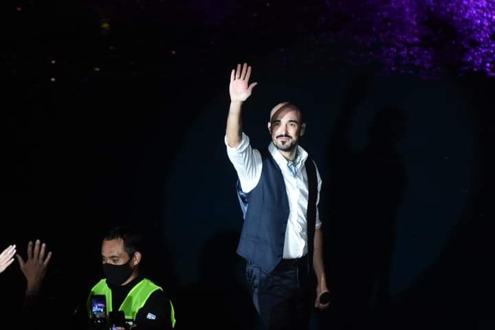 El cantante se acercó al público en el teatro Griego Frank Romero Day.