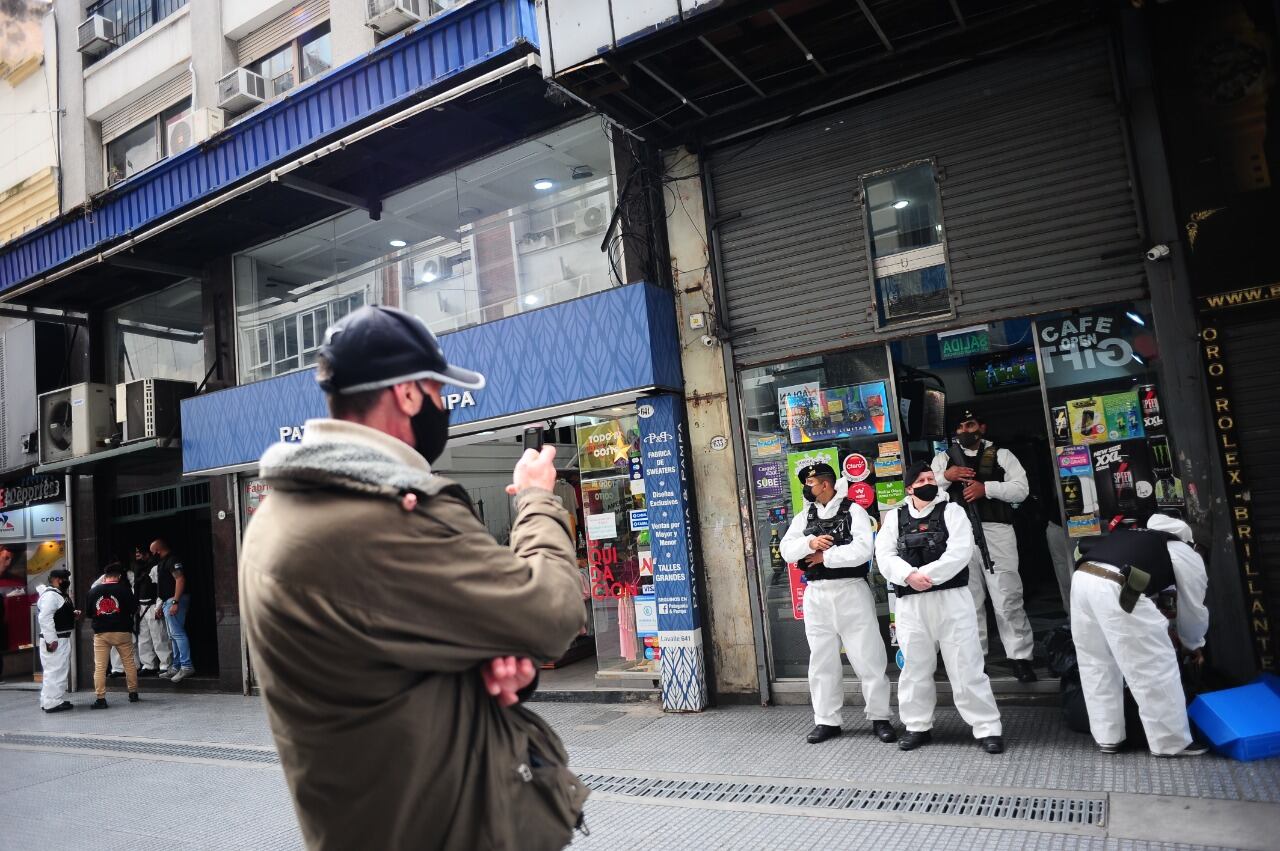 Los efectivos se presentaron fuertemente armados en calle Florida, entre San Martín y Lavalle - Clarín