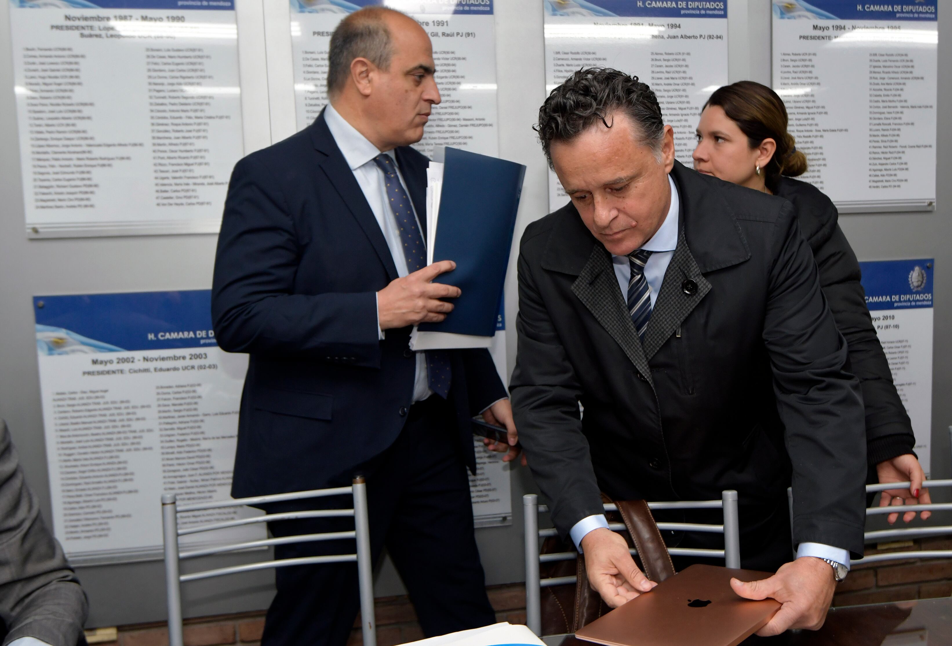 Los Ministro de la Suprema Corte, Omar Palermo y Mario Adaro, avalaron la cautelar que permitió seguir cobrando abultados salarios a 21 funcionarios equiparados a magistrados.


Foto: Orlando Pelichotti
