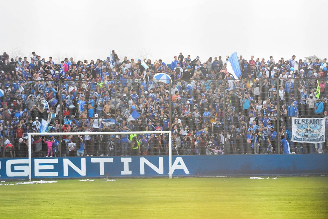 Miles de hinchas de Godoy Cruz coparon el estadio Feliciano Gambarte por los 100 años del Tomba. Está prohibido y nada importó. 