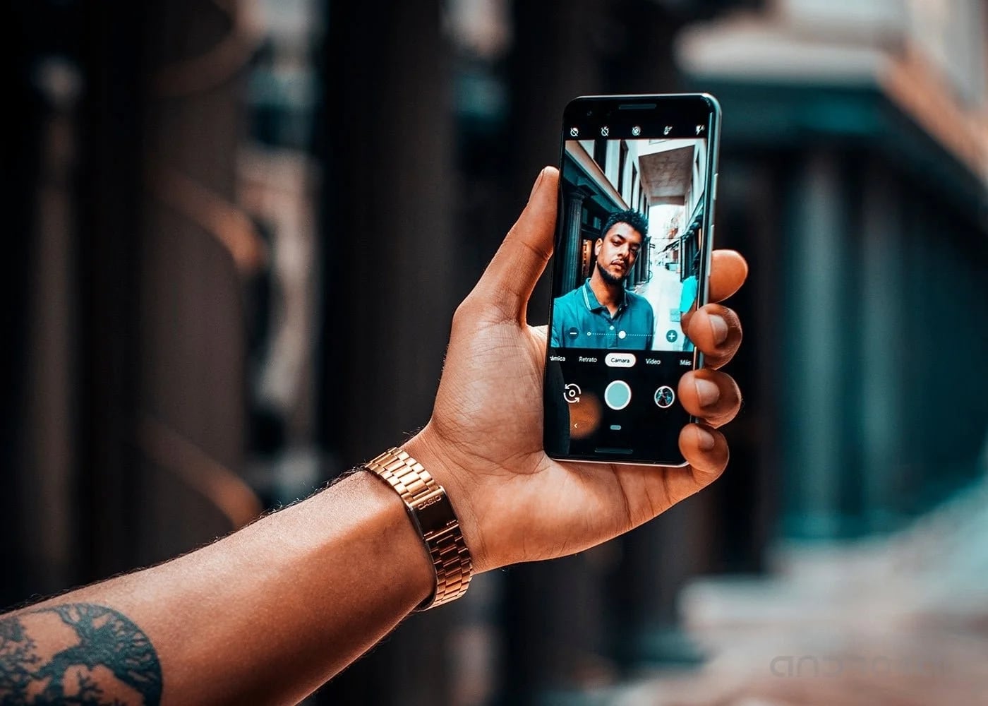 Las cámaras delanteras de los celulares suelen sacar imágenes "en espejo".