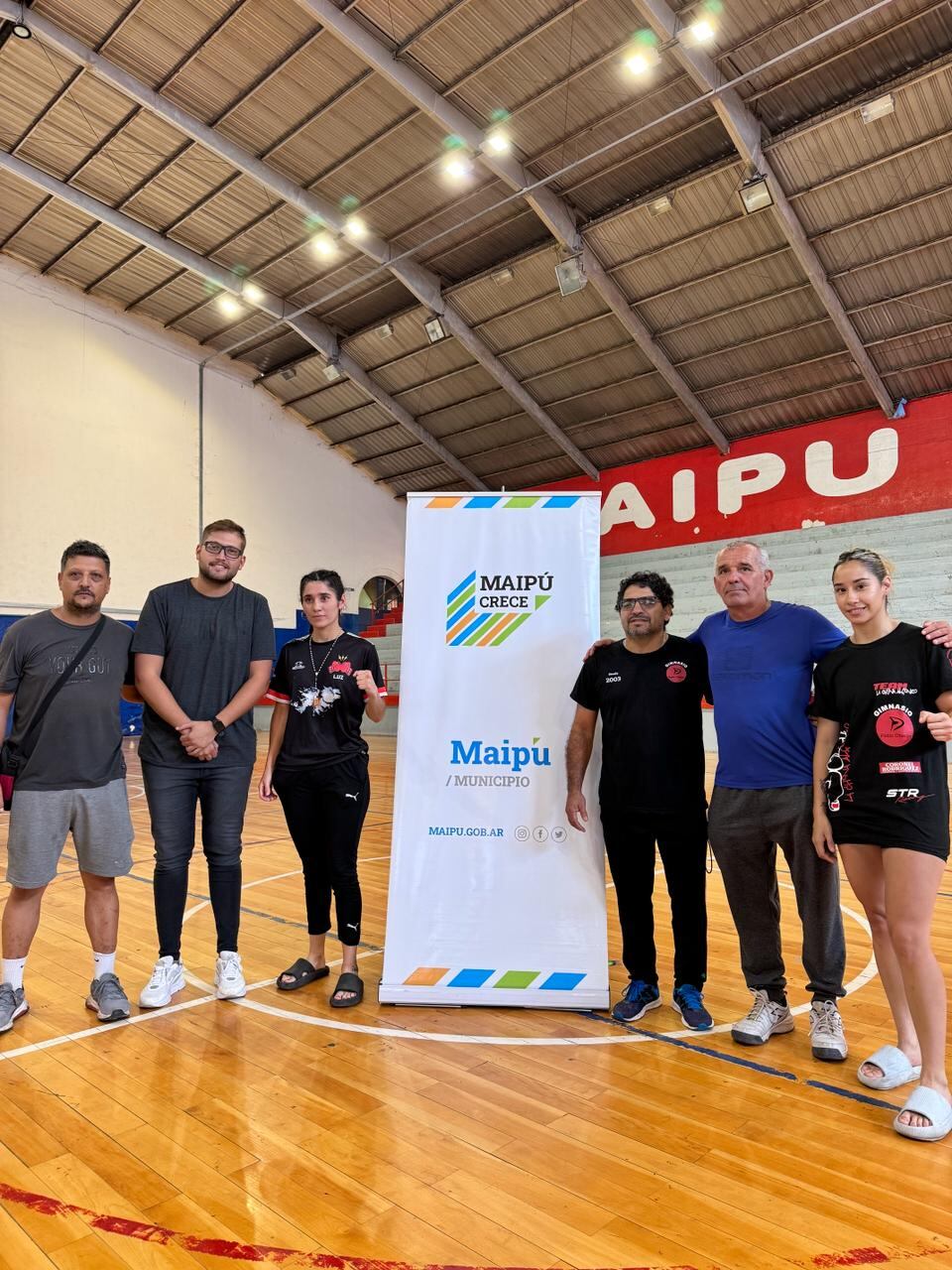 Las protagonistas centrales de la velada, Alfonzo y Córdoba, junto a sus entrenadores y organizadores de la velada.