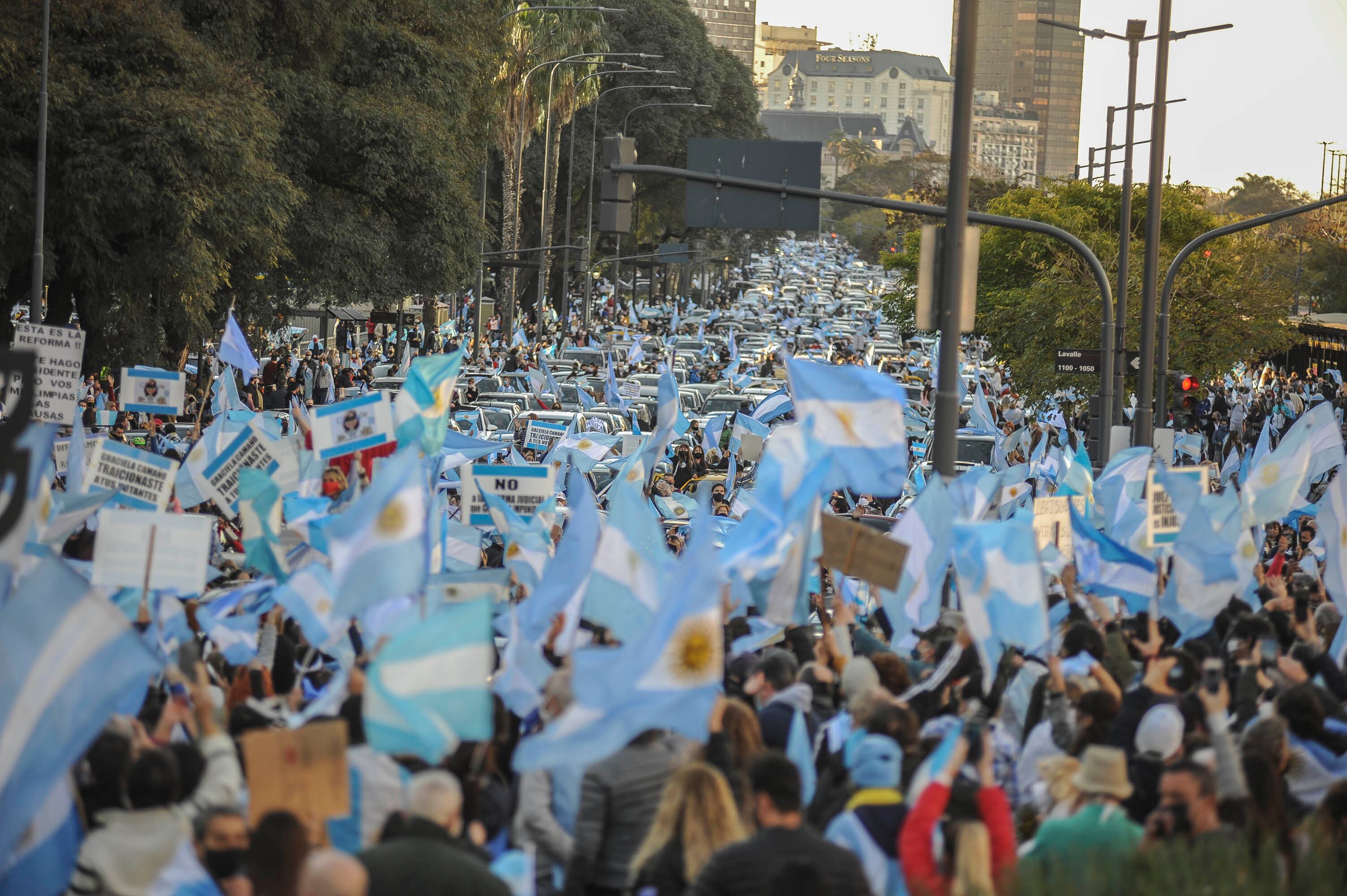 Con bandera miles de argentinos se manifestaron en contra de las políticas de Alberto Fernández.