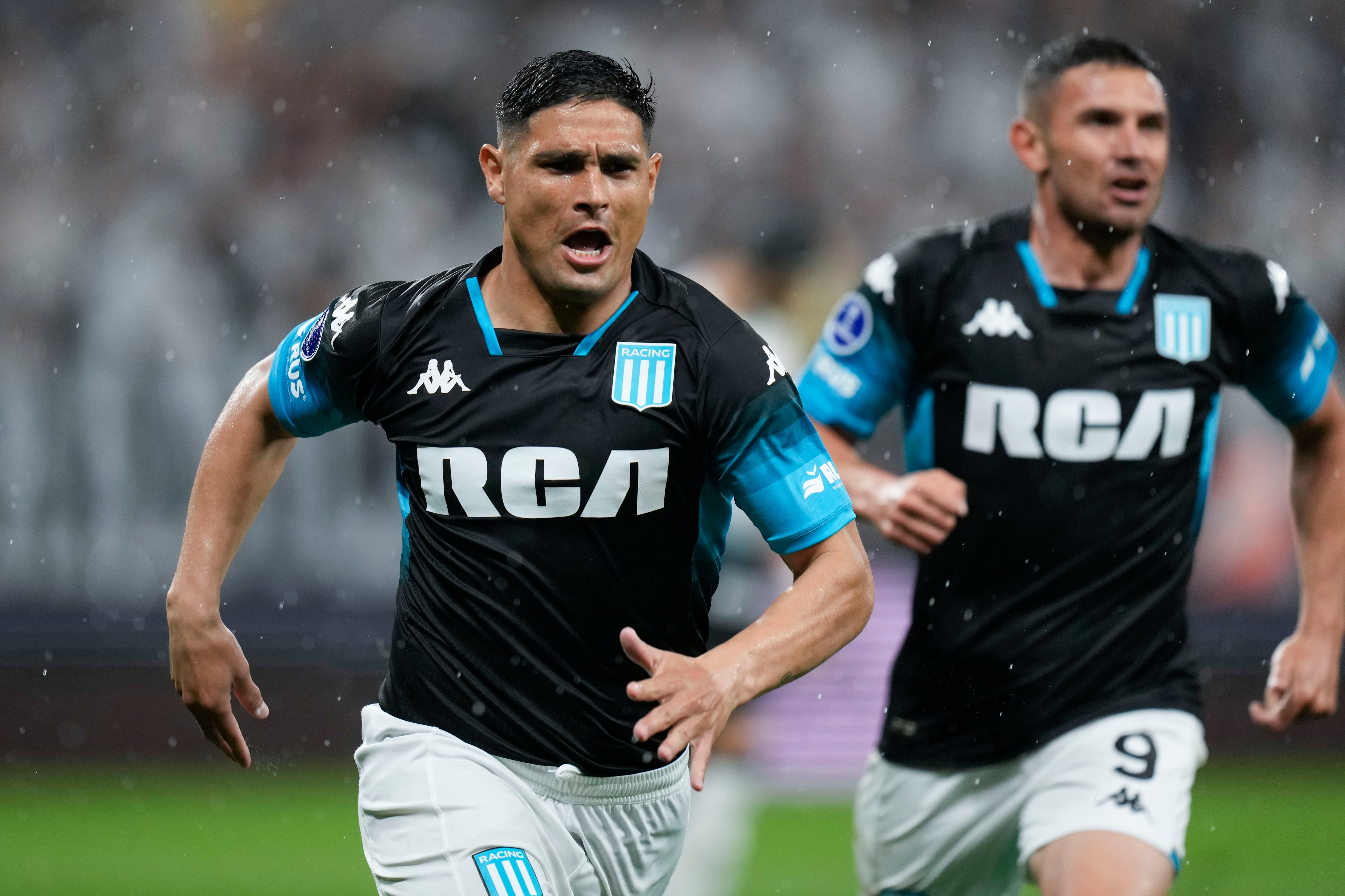 Maximiliano Salas, de Racing Club de Argentina, festeja su tanto ante Corinthians de Brasil en la ida de las semifinales de la Copa Sudamericana, el jueves 24 de octubre de 2024, en Sao Paulo (AP Foto/Andre Penner)