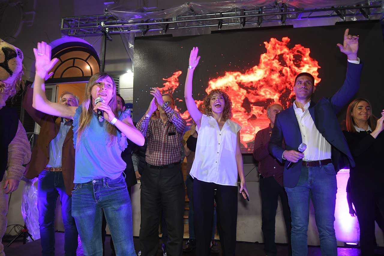 Elecciones presidenciales 2023 en la República Argentina.
Festejos en el bunker del partido La Libertad Avanza de Javier Milei en Mendoza
Mechi Llano, Lourdes Arrieta y Facundo Correa Llano agradeciendo a los militantes
 Foto: José Gutierrez / Los Andes