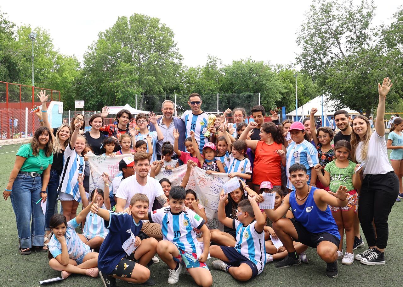 Stevanato presentó “Libreta de Valores” en las escuelas de verano del departamento. Foto: Prensa Maipú