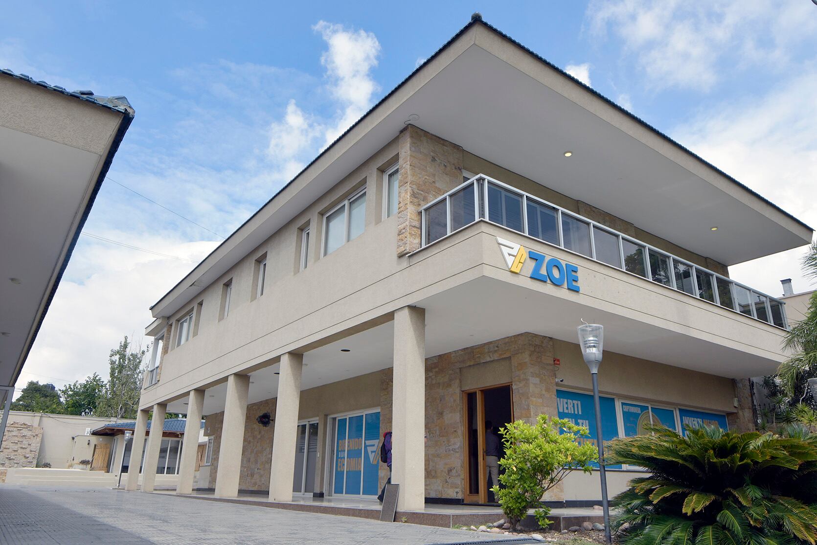 Así se veían las oficinas de Generación Zoe en febrero y en un predio ubicado en la lateral del Acceso Este. Actualmente no hay rastros de la firma en el lugar. Foto: Orlando Pelichotti / Los Andes.