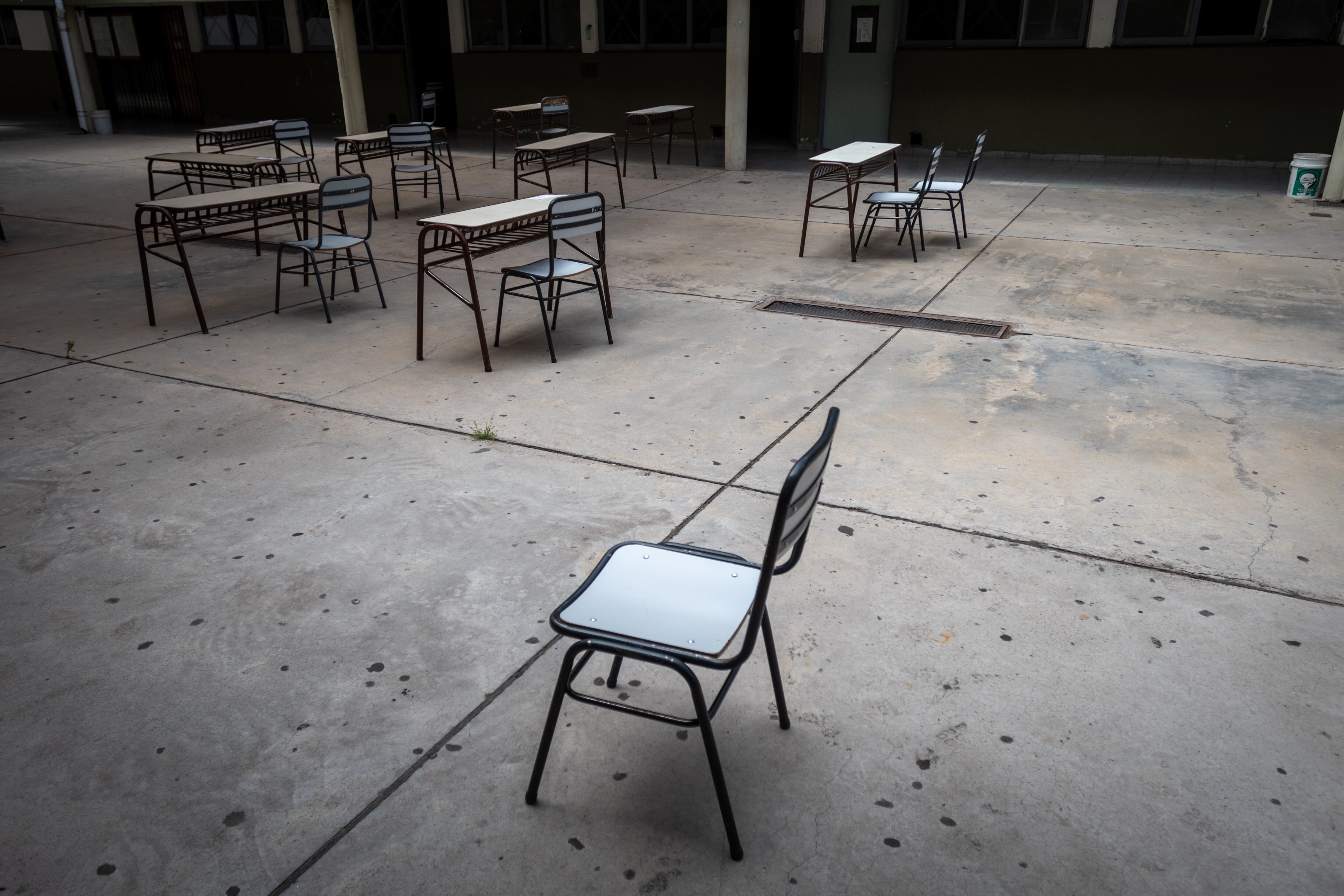 De las aulas al patio. Los bancos preparados para el regreso de los estudiantes.