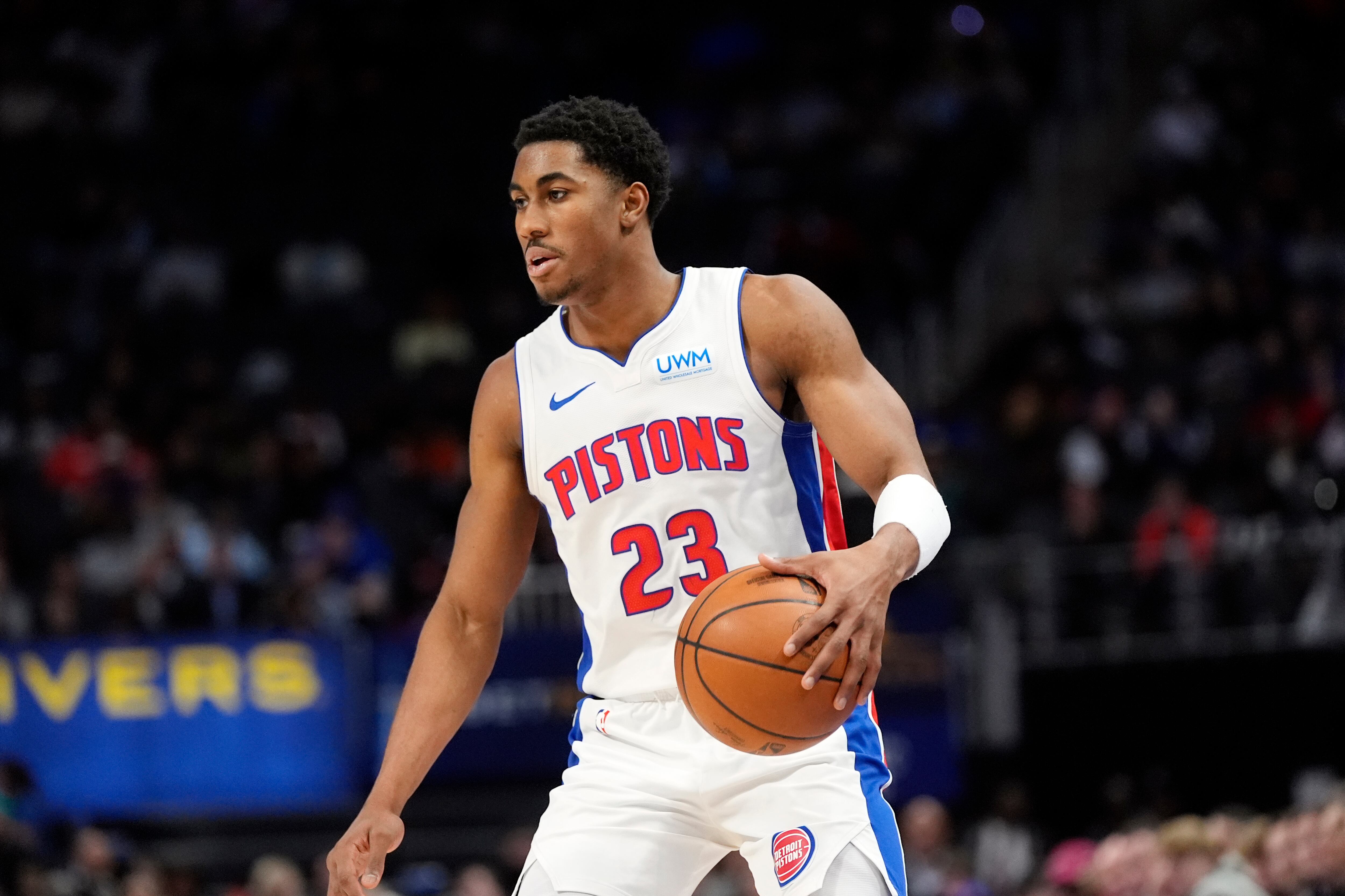 El base de los Detroit Pistons, Jaden Ivey, controla el balón durante la segunda mitad del partido de baloncesto de la NBA contra los Brooklyn Nets, el jueves 7 de marzo de 2024, en Detroit. (Foto AP/Carlos Osorio)