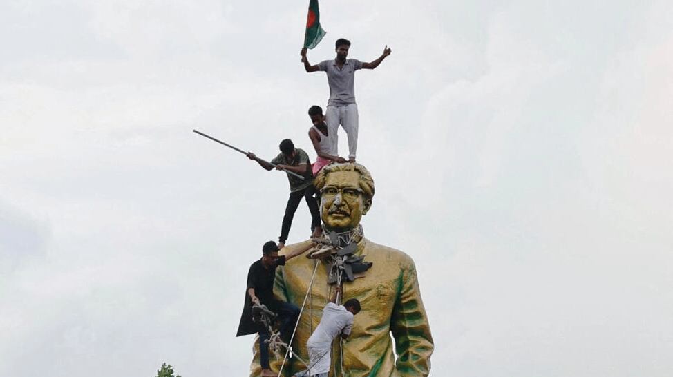 La gente sube a la estatua del jeque Mujibur Rahman en la zona de Bijoy Sarani. Foto: Euro News