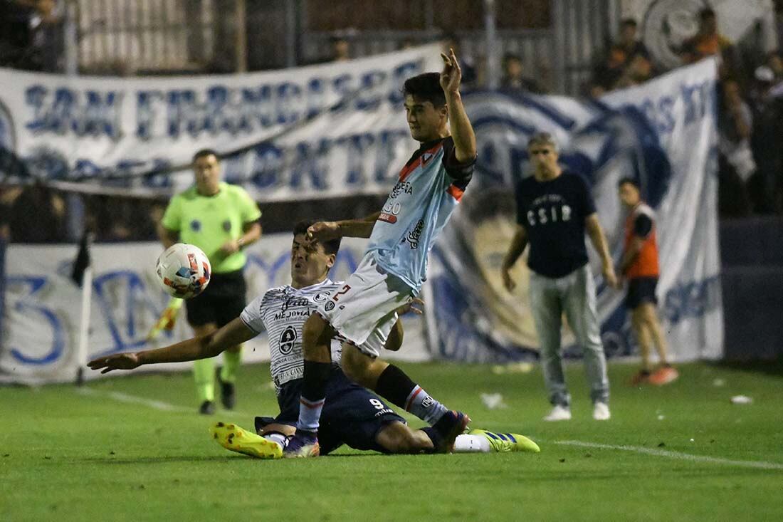 Independiente Rivadavia vs. Brown Adrogué en el estadio Bautista Gargantini.
Foto José Gutierrez