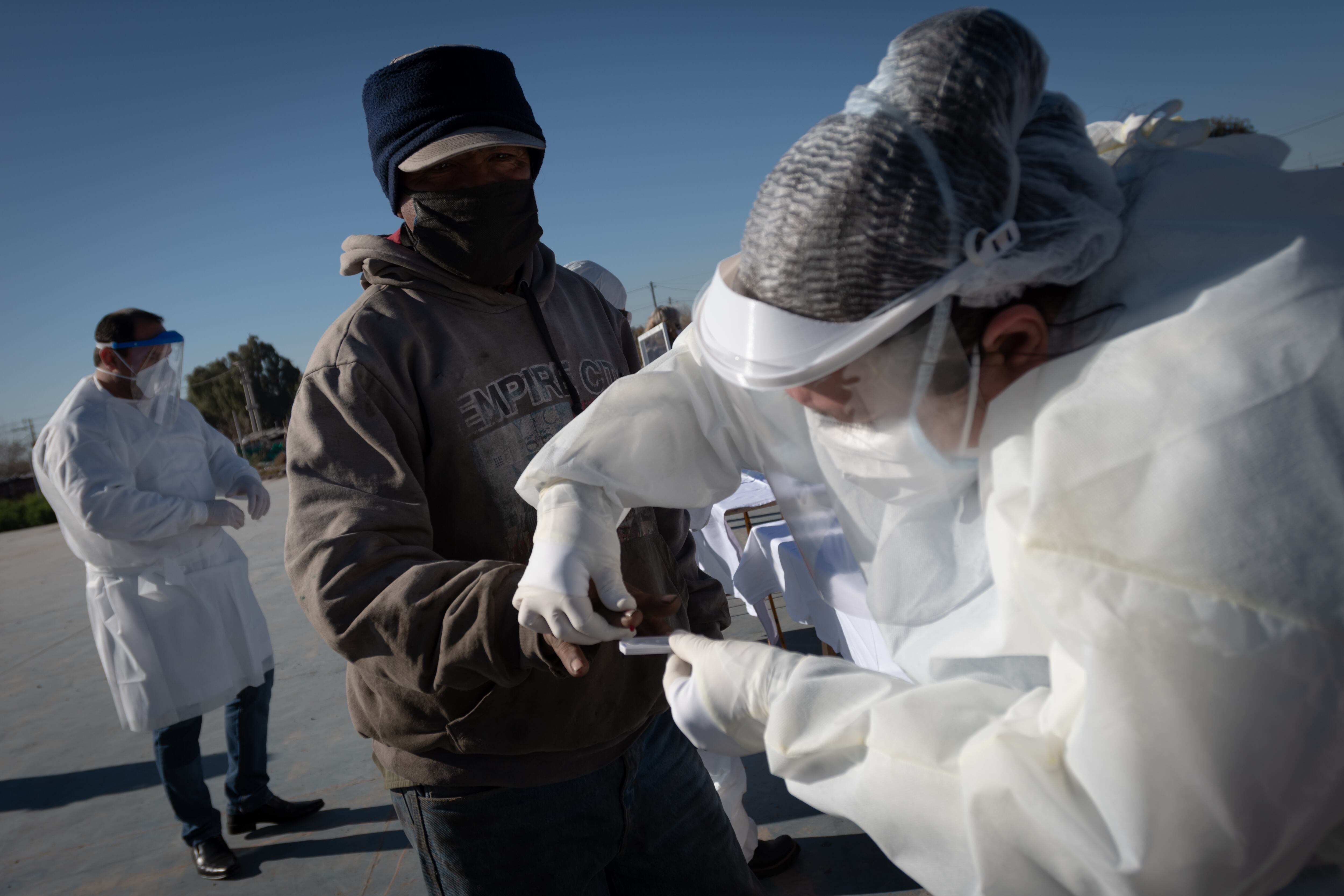 Por el aumento de casos positivos, son cada vez más intensos los operativos sanitarios en los barrios del Gran Mendoza.