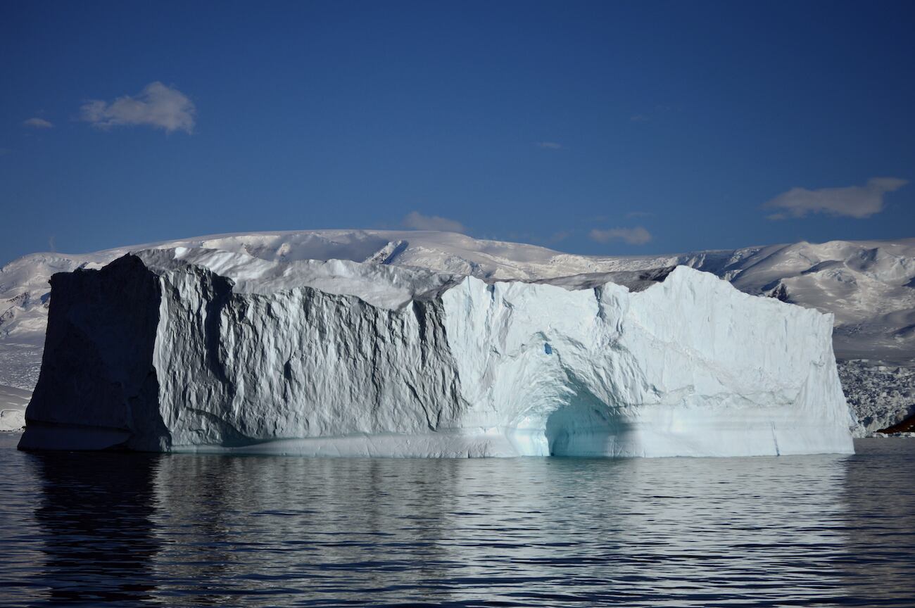 El desprendimiento de témpanos y retroceso de glaciares con su consecuente aporte de agua dulce al océano no solo causa el aumento del nivel del mar sino también el decrecimiento de salinidad, y por lo tanto de la densidad del agua. Foto: Eduardo Ruiz Barlett.