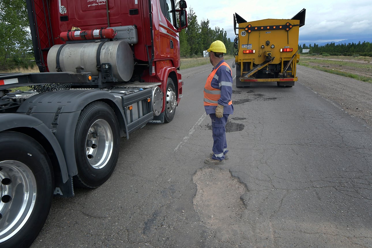 
Nuevamente produjo accidentes automovilísticos los baches y pozos que se originaron por las lluvias y alto tránsito la Ruta Internacional 7, pasando el Nudo de Ruta 40, en Luján de Cuyo
Trabajadores de Vialidad Nacional reparan y bachean 
foto: Orlando Pelichotti / Los Andes 