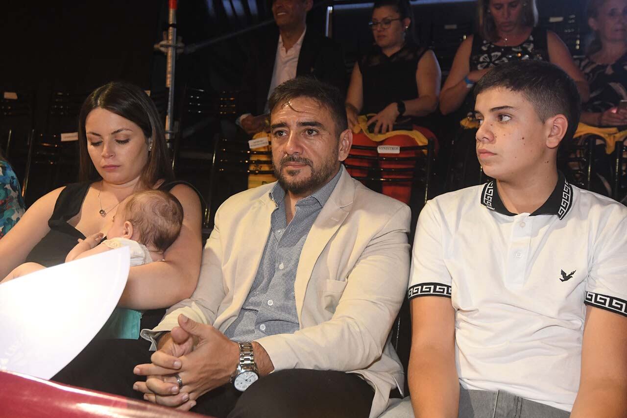 Vía Blanca de la Reinas, Vendimia 2023,  por el centro de la Ciudad de Mendoza
Fernando Ubieta, Intendente de La Paz junto a su familia en el palco Oficial
Foto: José Gutierrez  / Los Andes