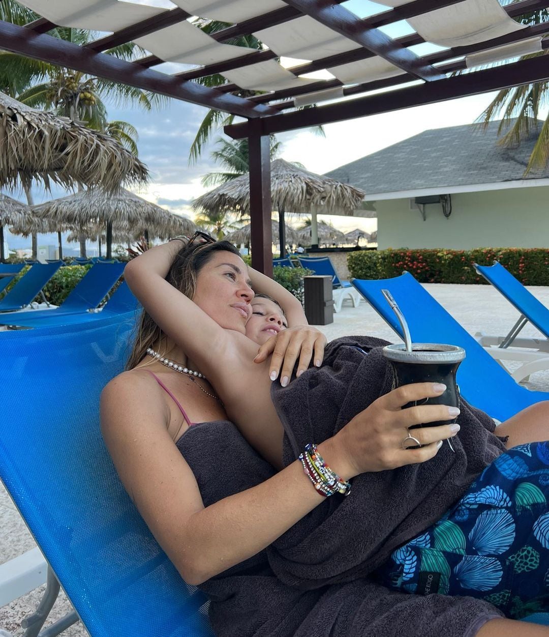 Jimena y Momo, su hijo, en Jamaica