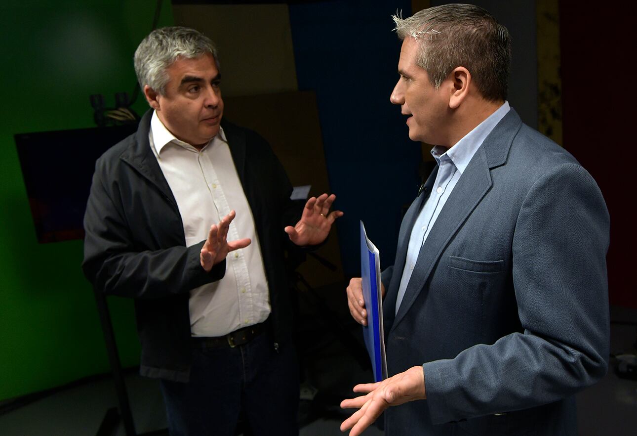 Raúl Pedone y Fernando Toledo, ajustando detalles del encuentro. Foto: Orlando Pelichotti 