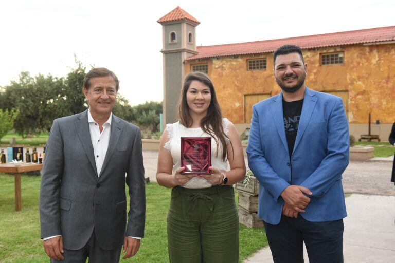 El gobernador Rodolfo Suárez junto a Marisel Millán y Gabriel Guardia. - Gentileza